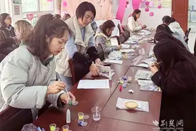 巾帼心向党，巧手绘芳华——黄鹤楼街道举办“三八”妇女节庆祝活动图片
