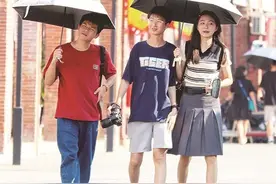 面对炎炎烈日， 漳州男士你打伞吗？图片