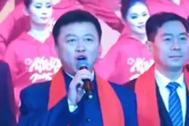 重庆荣昌区委书记、区长带头领唱《明天会更好》图片