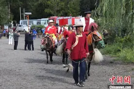四川盐源：摩梭儿女携手游客欢度转山转海节图片