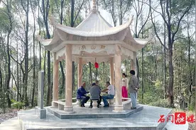 石门楚江街道观山社区七旬老党员建凉亭造福乡邻图片