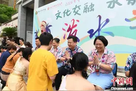 广西华侨学校中外学生泼水欢度东南亚佛历新年图片
