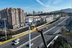 烟台开展路灯“深度”检修，为市民夜间出行“保驾护航”图片