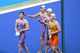 🥇女子4x100米自由泳接力：中国军团摘金！包揽首日全部7金！图片