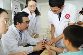 4岁女童患复杂肢体畸形 华山手外科精准修复图片