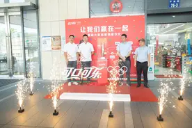 浙江太古可口可乐携手十足把一座巴黎奥运火炬“搬”到市民面前图片