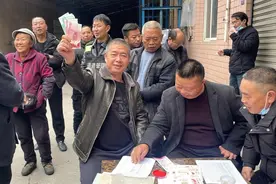 贵阳云岩区黔灵镇改茶村千余村民领取“年终奖”图片