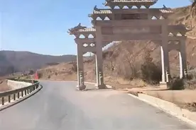 公路上出现牌楼挡道，当务之急要确保交通安全图片
