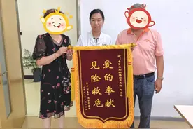 老人突发癫痫抽搐后无意识往前走，路过的医生一路相随避免意外图片