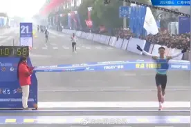 中国男女半程马拉松纪录双双告破图片