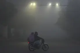（外代一线）巴基斯坦拉合尔出现大雾天气图片