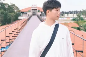 满屏都是爱！四川小伙视频记录在泉州坐轮椅出行图片