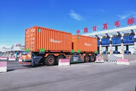 中蒙最大货运公路口岸甘其毛都正式投用AGV跨境无人驾驶专用通道图片