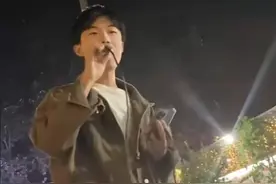 网友“深扒”郭有才走红经历：大排档 酒吧 公园 广场……演唱场景多元 神情忘我图片