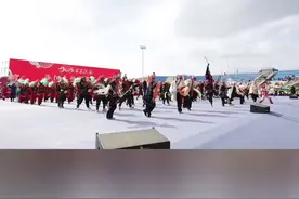 潮汕英歌与海阳大秧歌同台斗舞，二者气势各异，一个靠动作，一个靠呐喊，网友：看了一场跨越南北的非遗“对话 ”图片