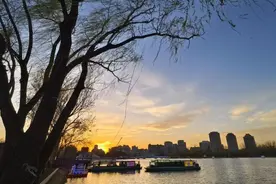 2025亮马河游船启航    游客可限时体验“醒春启航专线”图片