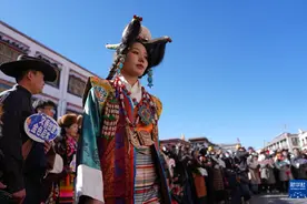 西藏：古老八廓街邂逅传统藏装之美图片