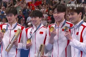打破垄断，历史首金！男子4×100米混合泳接力夺冠，上海高校学子再创佳绩！图片
