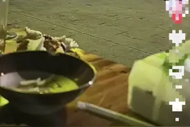 火锅店员工当众舀潲水油，老板称用来喂鸡，四川乐山多部门介入调查图片