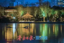 大明湖光影交汇，夜景绚彩多姿图片