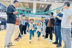 “消防总动员” 亲子家庭穿越“火场”图片
