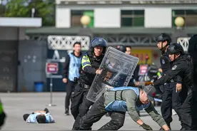 女特警又美又飒，神枪手6发6中！直击长沙特巡警警务技能竞赛图片