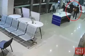 迷路老人凌晨翻看外卖箱，民警为他找到家图片