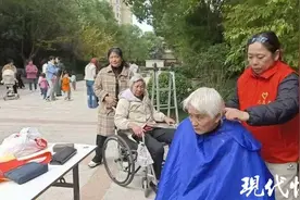 修家电、陪唠嗑、上门庆生，这群徒步爱好者成了独居老人的“亲儿女”图片