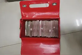 内蒙古一超市门口发现一箱现金，足足460000元！图片