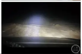 一博主在阿拉善沙漠夜遇洪水：引擎盖被淹，以为开进河里图片
