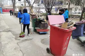 秦都区古渡街：清理楼道杂物 畅通“生命通道”图片