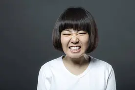 五旬阿姨突然频繁“挤眉弄眼”，为啥？图片