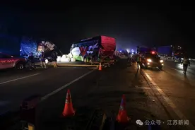 已致7死33伤！马来西亚一旅游巴士发生车祸图片