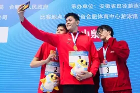 复出后首夺冠军 孙杨：未来会带着热爱坚定前行图片