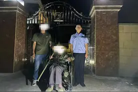 凌晨3时老人手摇轮椅车独行，热心路人报警，民警紧急救援图片