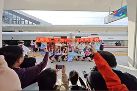 福山东厅街道村民：我家门前建起高铁站房图片