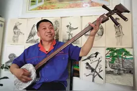 这位兰州的哥是个能人 吹拉弹唱、琴棋书画、变魔术样样精通图片