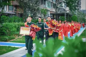 喜报送进光荣门 多地积极开展送喜报工作图片