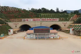 云南三清高速公路最后一座隧道全幅贯通图片
