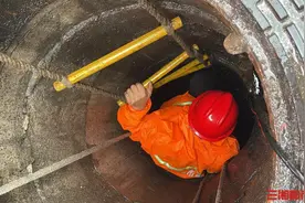 2024防汛火线丨淤泥污水中清理排水管道，他们用双手打通城市地下“动脉”图片