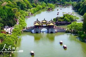 江苏扬州：瘦西湖美景迎客来图片