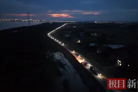 迎黎明，踏晨光，湖北黄梅三千多名干群在黄广大堤上日夜值守图片