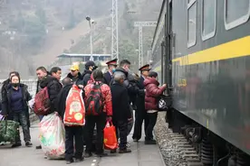 新春走基层┃大山里的青春坚守  守护“1分钟”的热闹图片