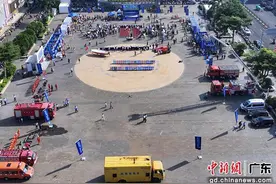风雨中的“救命神器”亮相应急管理“普法马拉松”图片