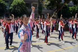 川剧编成课间操！乐山一小学千名学子课间齐跳原创韵律操 校长：已成校园风景线图片