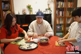 （我家这一年）中法家庭的“混搭”新年：融合是幸福密码图片