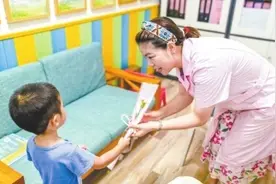 后勤师傅意外收到鲜花，幼儿园教师节带萌娃送“爱意”图片