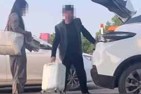 闪电律解｜网约车司机等待超时与乘客起争执 停车费该谁付？ 律师：根据公平原则来判断图片