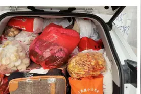 山东妈妈给女儿塞60斤特产！一年一度后备箱大赛来了图片