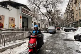 蓝骑士雪天助老送餐无阻，寒冬里每天准时敲响老人家门图片